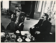 1977-2598 Hoofdinspecteur Bouwe Kalma in gesprek met burgemeester André van der Louw.
