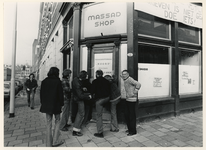 1977-2758 Leden van een plaatselijke bewonersvereniging kraken de leegstaande winkel op de hoek van de Almondestraat en ...