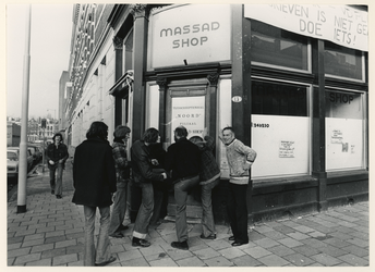 1977-2758 Leden van een plaatselijke bewonersvereniging kraken de leegstaande winkel op de hoek van de Almondestraat en ...