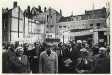 1977-2760 Burgemeester André van der Louw aanwezig tussen de buurtbewoners van de wijk Kralingen.
