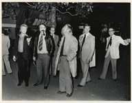 1977-2768 (Van links naar rechts) wethouder Mentink, burgemeester Van der Louw en wethouder Riezenkamp bezoeken ...