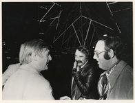 1977-2769 (Van links naar rechts) wethouder Mentink, burgemeester Van der Louw en wethouder Riezenkamp bezoeken ...