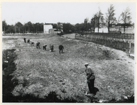 1977-3007 Het bewerken van de grond voor de teelt van voedingsgewassen om de voedselschaarste van tijdens de laatste ...
