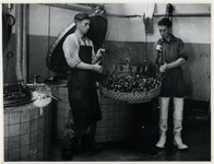 1977-3043 Personeel bezig met de voedselbereiding in een centrale keuken. De gaarkeukens werden gebouwd om de ...