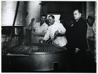 1977-3048 Koks van de centrale keuken bereiden voedsel in grote ketels. De gaarkeukens werden gebouwd om de ...