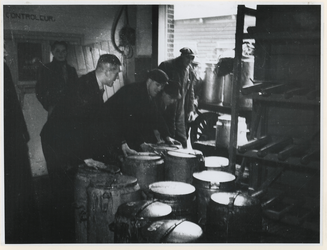 1977-3054 Het voedsel van de centrale keuken wordt - verpakt in gamellen - op een sleperswagen geladen om ...