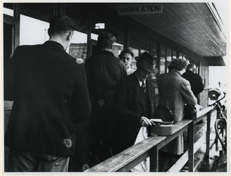 1977-3071 Mensen staan in de rij voor de voedseluitdeling van de centrale keukens. De gaarkeukens werden gebouwd om de ...