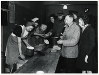 1977-3072 Voedseluitdeling bij de Centrale Keuken in verband met voedselschaartste.