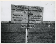 1977-3086 Duits verbodsbord in de omgeving van Gouda tijdens de Tweede Wereldoorlog, dat Duitse soldaten erop wijst dat ...
