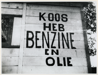 1977-3116 Mededeling Koos heb benzine en olie op een houten wand vanwege de brandstofschaarste tijdens de Tweede ...