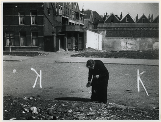 1977-3127 In de Rodenburgstraat wordt naar grondstoffen voor voedsel gezocht vanwege de voedselschaarste tijdens de ...