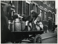 1977-3131 Vanuit het zuiden gefotografeerd naar de hoek van de Lusthofstraat schrappen jongens, hongerig vanwege de ...