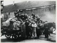 1977-3139 Een paard en wagen met verzamelde zakken voedsel en levensmiddelen van de voedseldroppings door geallieerde ...