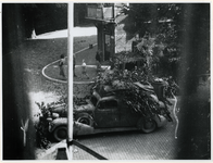 1977-3144 Een gecamoufleerde auto en vrachtauto tijdens Dolle Dinsdag.