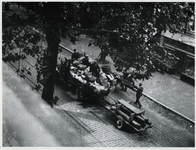 1977-3155 Gefotografeerd vanachter een raam, een gevorderd voertuig met gecapituleerde Duitse militairen tijdens Dolle ...