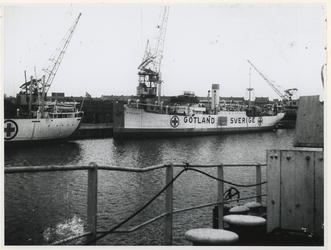 1977-3156 Zweedse Rode Kruisschepen met meel en voedingsmiddelen worden in de Merwehaven gelost om de voedselschaarste ...