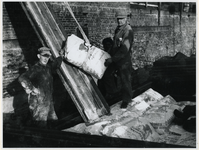 1977-3157 Meel van het Zweedse Rode Kruis wordt gelost bij de Blauwe Molen bij meelfabriek Buizengat.