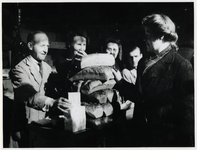 1977-3162 Uitdeling van Zweeds brood en margarine bij Schox.