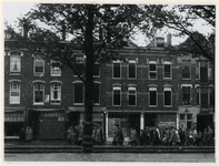 1977-3173 Bewoners van Katendrecht worden op de Pretorialaan geëvacueerd in verband met de havenverwoestingen, waarbij ...