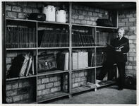 1977-3175 Dirigent Eduard Flipse in een noodruimte waar de overblijfselen van de muziekbibliotheek van het Rotterdams ...