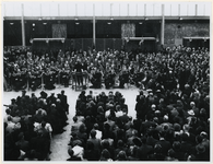 1977-3176 De dirigent Eduard Flipse dirigeert het Rotterdams Philharmonisch Orkest (RPhO) in het Beursgebouw tijdens de ...