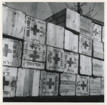 1977-3180 Een stapel kisten met sinaasappels van het Rode Kruis.