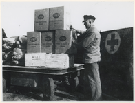 1977-3189 Melkpoeder van het Zweedse Rode Kruis wordt gelost bij Van Nelle.