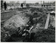 1977-3197 Bij de Goudsesingel vinden archeologische opgravingen plaats, vanwege het braakliggende terrein (waar ...