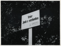 1977-3204 Bord met de tekst: Voor Joden verboden bij de ingang van een Rotterdams park, als gevolg van de onderdrukking ...