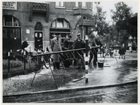 1977-3219 Enkele mannen leggen welputten aan op de hoek Avenue Concordia - Oudedijk voor een nooddrinkwaterleiding, ...