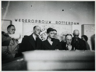 1977-3240 Bezoekers bekijken een maquette gebaseerd op het plan Wederopbouw van Rotterdam op de tentoonstelling ...
