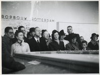 1977-3241 Bezoekers bekijken een maquette gebaseerd op het plan Wederopbouw van Rotterdam op de tentoonstelling ...