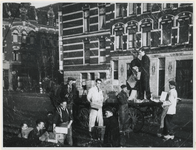 1977-3246 De hongerige bewonertjes van het Kinderhuis NRA.