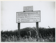 1977-3253 Verbodsbord met Duitse tekst over het niet meenemen van materialen voor eigen gebruik in de buurt van de ...
