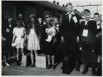 1977-3278 Tijdens de bezetting in de Tweede Wereldoorlog werden kinderuitzendingen georganiseerd van het station ...
