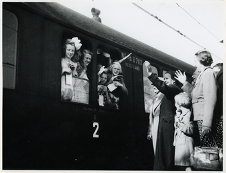 1977-3280 Kinderuitzending van het station Delftse Poort naar de Oostmark in Oostenrijk. Op het perron wordt door ...