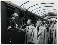 1977-3284 Kinderuitzending van het station Delftse Poort naar de Oostmark in Oostenrijk. Op het perron nemen de ...