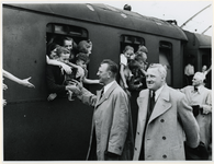 1977-3285 Kinderuitzending van het station Delftse Poort naar de Oostmark in Oostenrijk. Op het perron nemen de ...
