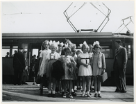 1977-3286 Kinderuitzending van het station Delftse Poort naar de Oostmark in Oostenrijk. Een groepje meisjes poseert ...