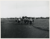 1977-3287 Een groepje jongens en een begeleider lopen hard op een atletiekbaan tijdens de Tweede Wereldoorlog.