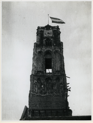 1977-3298 De Nederlandse vlag wappert fier op de klokkentoren van de Laurenskerk na de bevrijding.