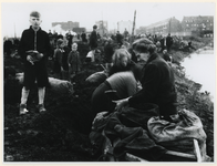 1977-3302 Het zoeken van kolen op een terrein in de buurt van de gasfabriek Kralingen, vanwege de brandstofschaarste ...