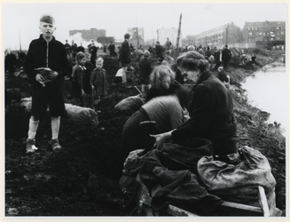 1977-3302 Het zoeken van kolen op een terrein in de buurt van de gasfabriek Kralingen, vanwege de brandstofschaarste ...