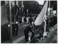 1977-3308 Kranslegging bij het gedenkkruis in het talud van de Oostzeedijk, ter hoogte van de Hoflaan, ter ...