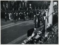 1977-3309 Bij gedenktekens op de Oostzeedijk vindt een herdenking plaats voor de soldaten die hun leven lieten voor de ...