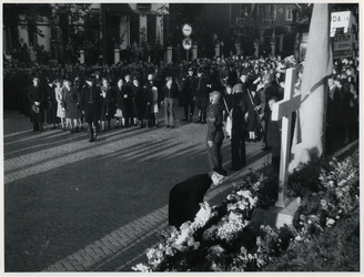 1977-3309 Kranslegging bij het gedenkkruis in het talud van de Oostzeedijk, ter hoogte van de Hoflaan, ter ...