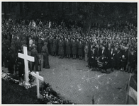 1977-3310 Bij gedenktekens op de Oostzeedijk vindt een herdenking plaats voor de soldaten die hun leven lieten voor de ...