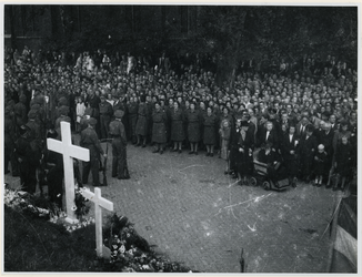 1977-3310 Herdenkingsplechtigheid bij het gedenkkruis in het talud van de Oostzeedijk, ter hoogte van de Hoflaan, ter ...