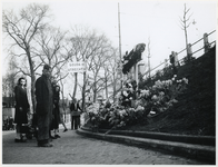 1977-3311 Bij gedenktekens op de Oostzeedijk vindt een herdenking plaats voor de soldaten die hun leven lieten voor de ...