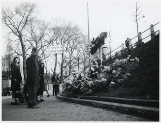 1977-3311 Onthulling van een gedenkkruis in het talud van de Oostzeedijk, ter hoogte van de Hoflaan, ter nagedachtenis ...